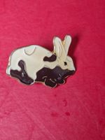 Pin Hase schwarz/weiss