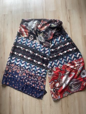 Jolie écharpe desigual neuve / SVP lisez bien le texte