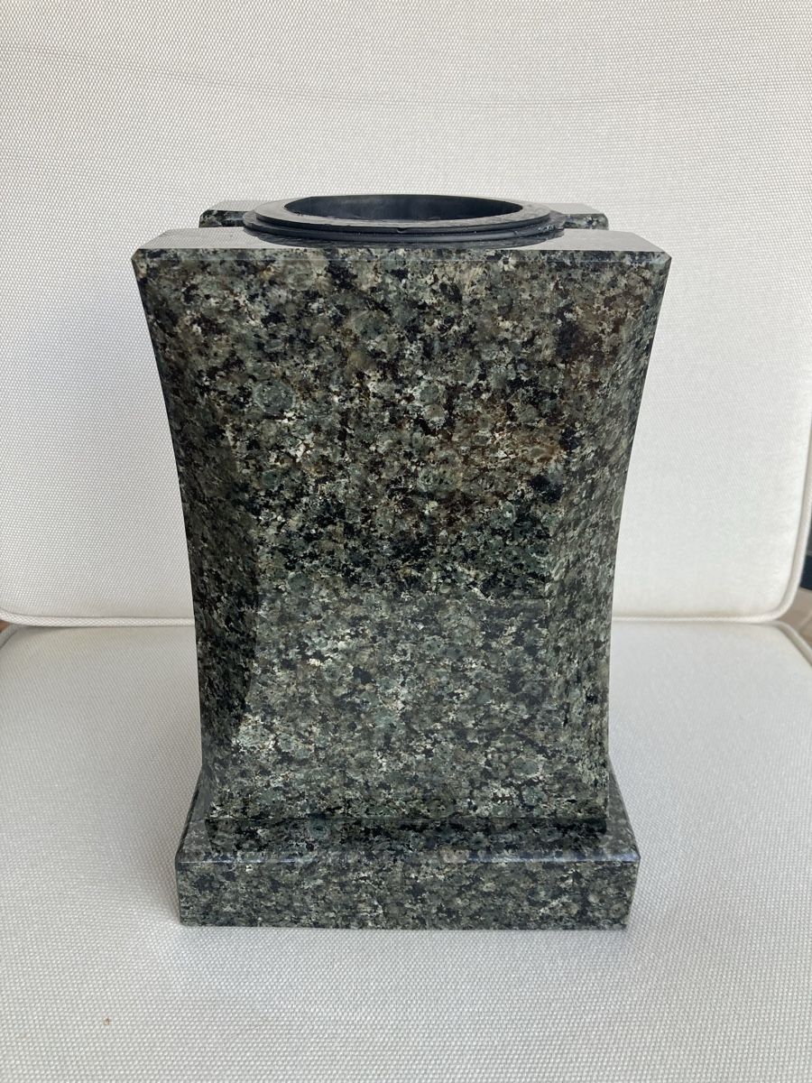 Vasi & Recipienti: Vase en granit – Nuovo e nell'imballaggio originale da Romont FR venduto da vad_q2zr 1