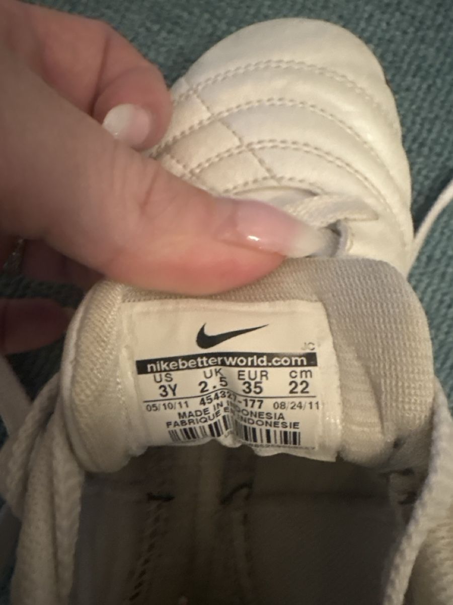 Nike Schuhe für Jungen: Nike Hallenschuhe Grösse 35 – Gebraucht aus Niederglatt ZH von CorinneW32 2