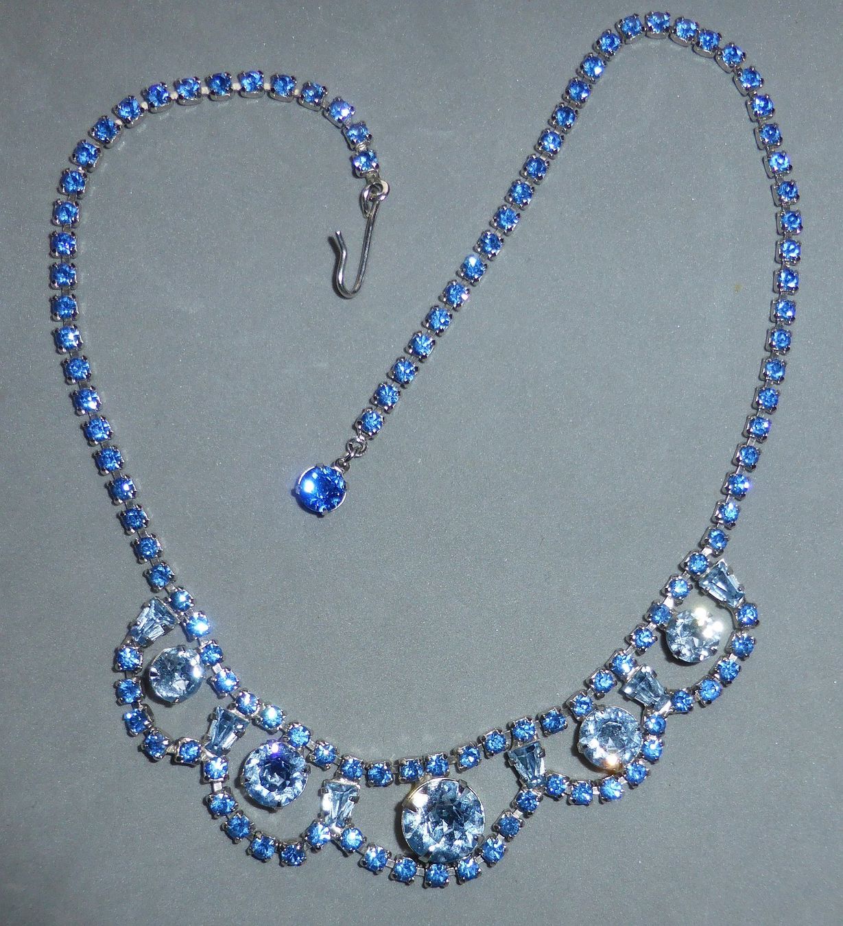 Catenine: Wunderschöner 50s blauer Choker – Usato da Sonceboz-Sombeval venduto da Artdecolove 4