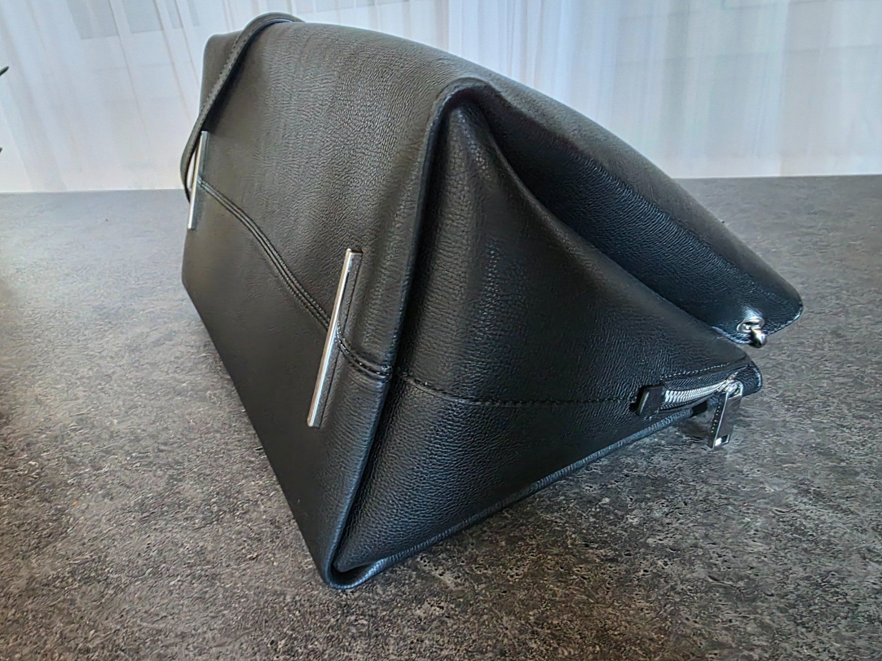 Hugo Boss Taschen für Damen: Handtasche Hugo Boss Leder schwarz – Gebraucht aus Rümikon AG von tokefu 5