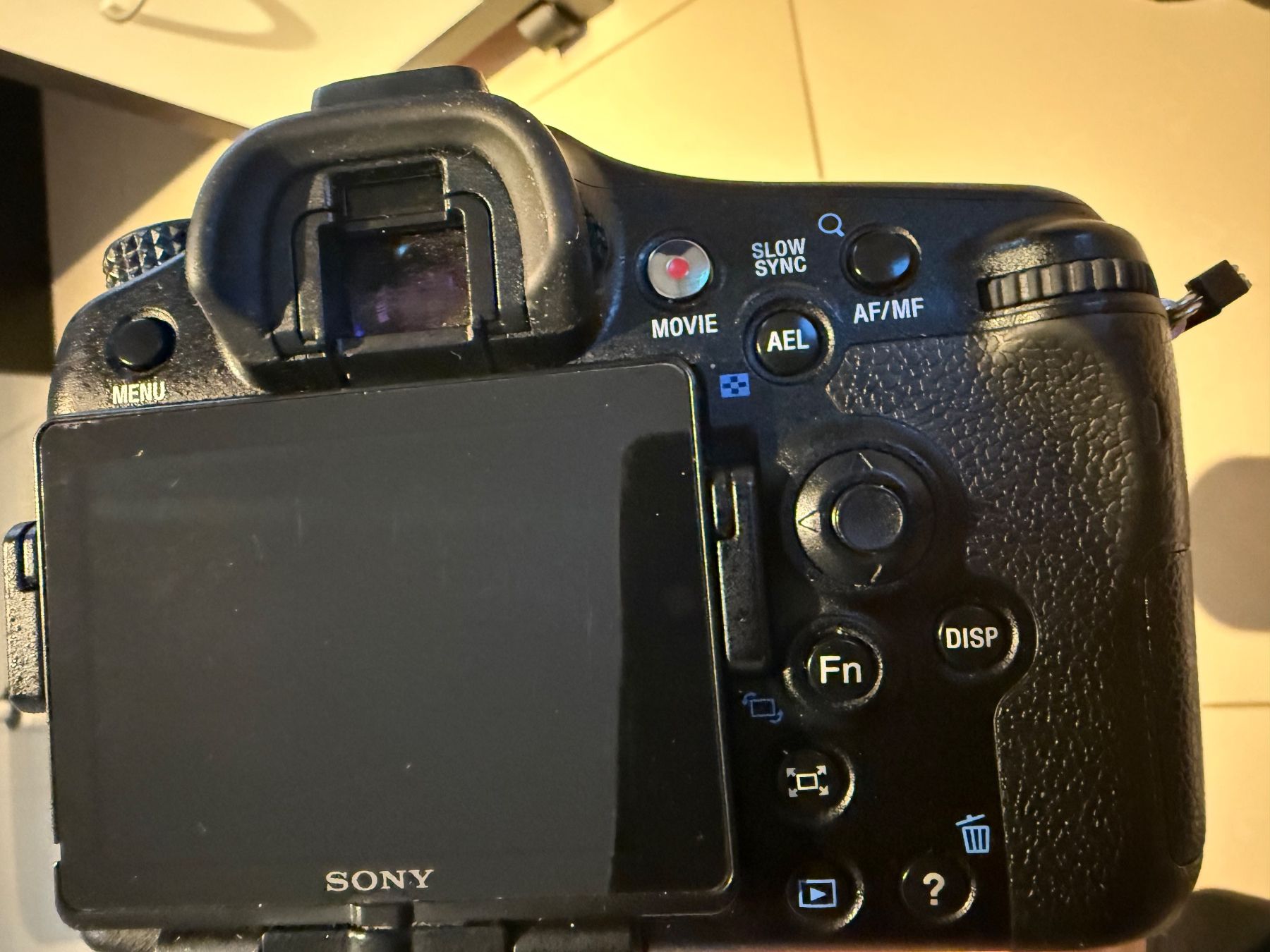 Sony Fotocamera: Sony Alpha 77 Kamera + 2 Objektive + Ladegerät + Akku – Usato da Zürich venduto da pnp_jz9v 6