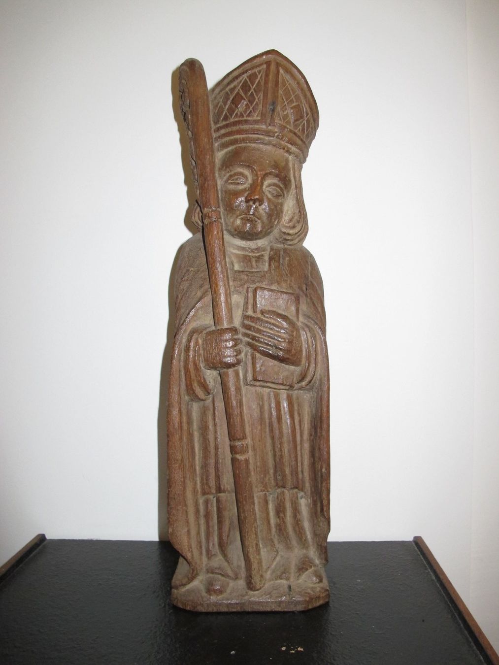 Statuette: heiliger St. Patrick gotische Eichenholz Figur Mitelalter – Usato da Wädenswil venduto da Turusukko