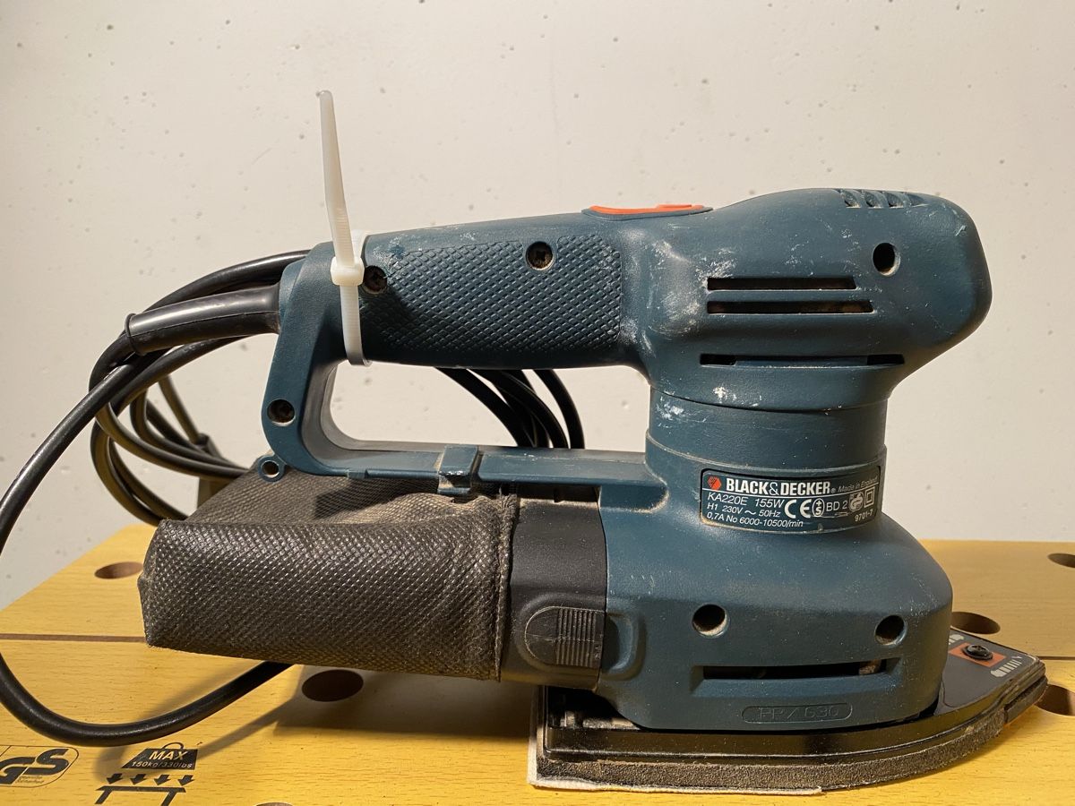 Schleifen & Polieren: BLACK+DECKER KA220E Schwingschleifer 155W – Gebraucht aus Volketswil von Ahot 1