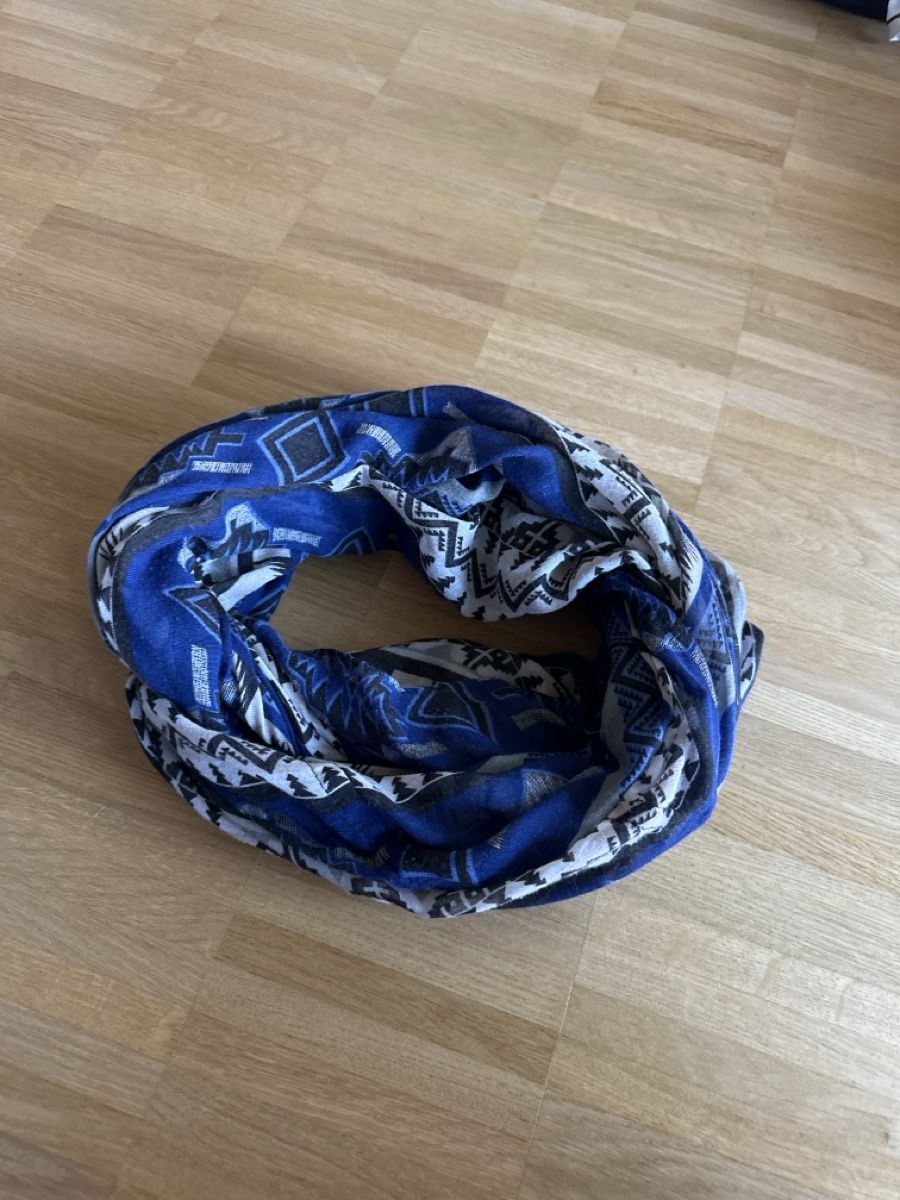 Foulard & Sciarpe: Schwarzer blau-weiss gemusterter Schlauchschal – Usato da Hombrechtikon venduto da SyrenaPears 1