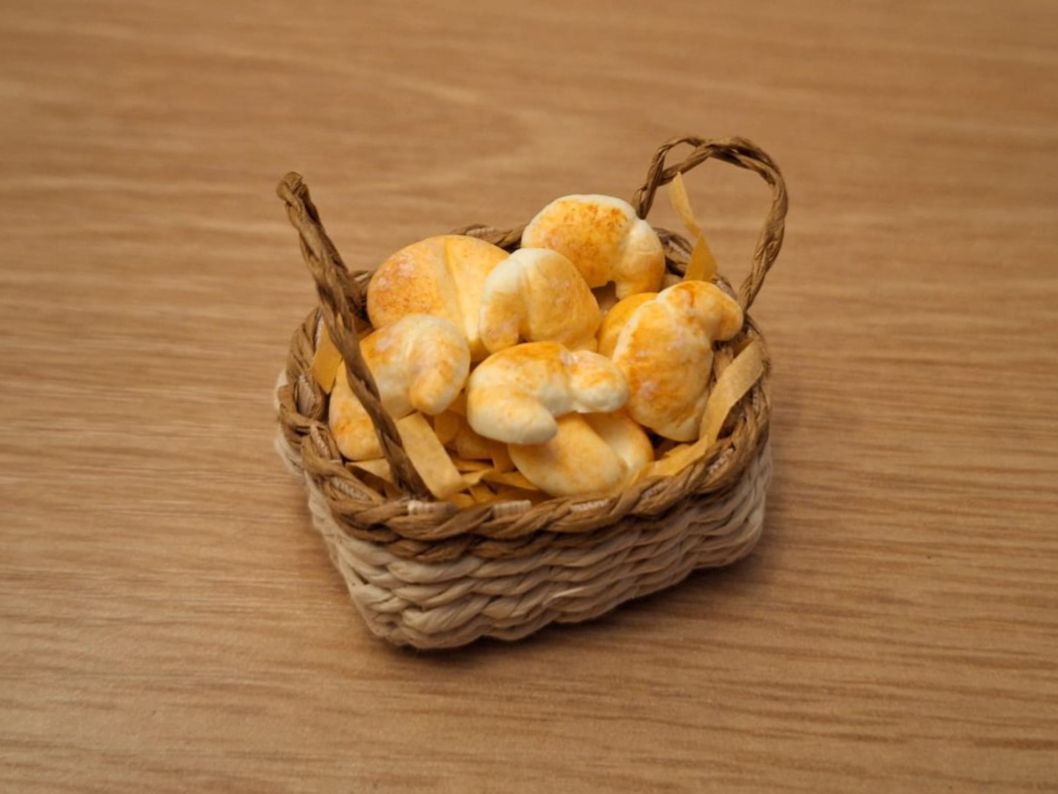 Puppenhäuser & -möbel: Handmade Weggli Gipfeli Korb – Neu (gemäss Beschreibung) aus Zürich von HandmadeTinyFood
