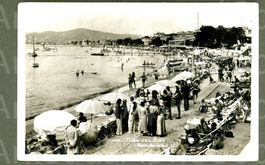 AK sw Juan-les- Pins F Plage,Sonnenbad, Strand belebt ≈ 1950