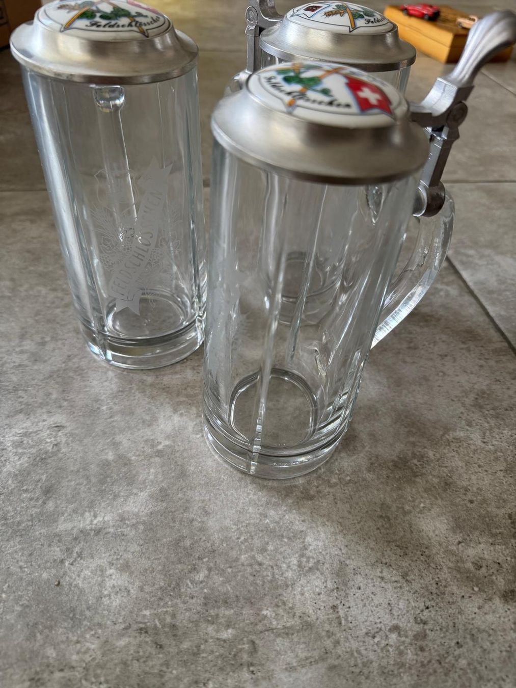 Feldschlösschen Bicchieri: 3 Bierkrüge Glas Zinn Deckel  – Usato da Deitingen venduto da Soya1 2