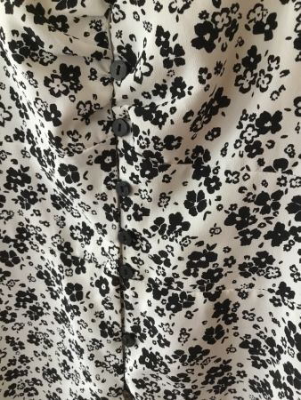 ZARA Kleid mit Blumenmuster – Weiß/Schwarz – Gr. M