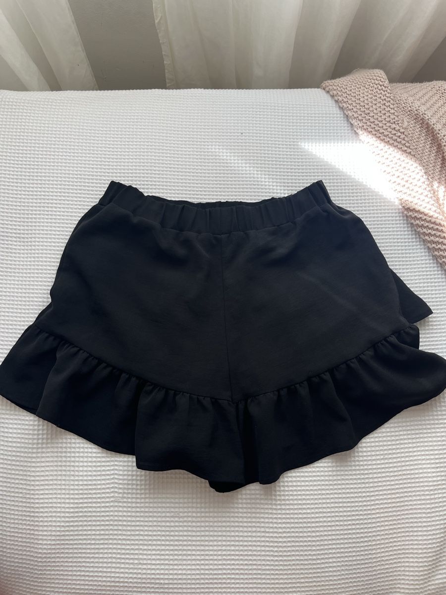 Zara Gonne: ZARA, black skirt with shorts.  – Usato da Mies venduto da sgr_887d 1