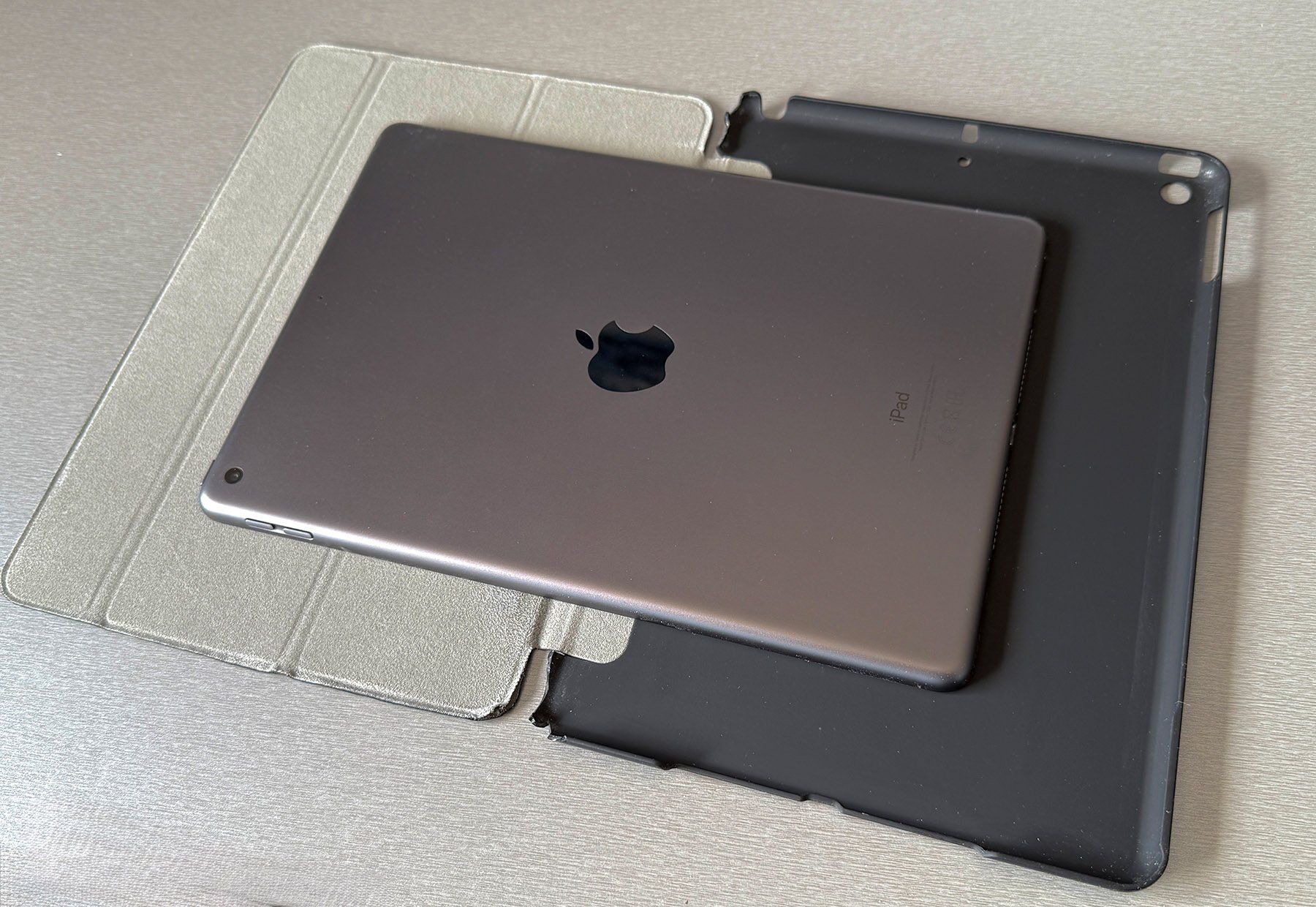 Apple Tablet PC: IPad 9. Generation, 64 GB, wenig gebraucht – Gebraucht aus Safenwil von Bossard-Twins 2