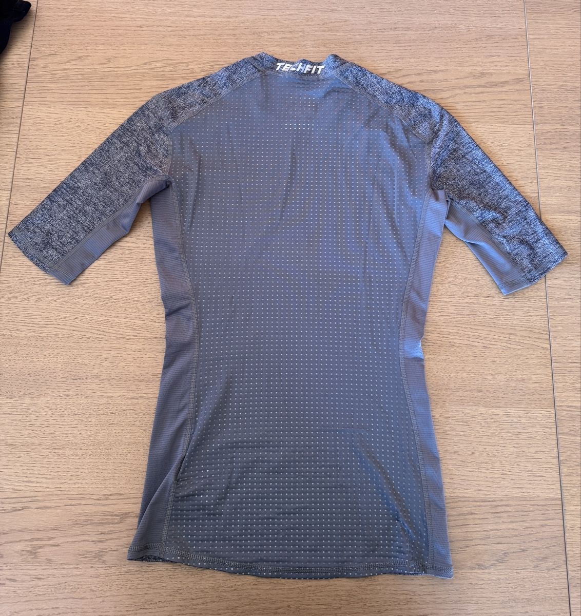 Adidas Top: Adidas techfit compression sports top - size L – Nuovo e nell'imballaggio originale da Genève venduto da swissjojo 1