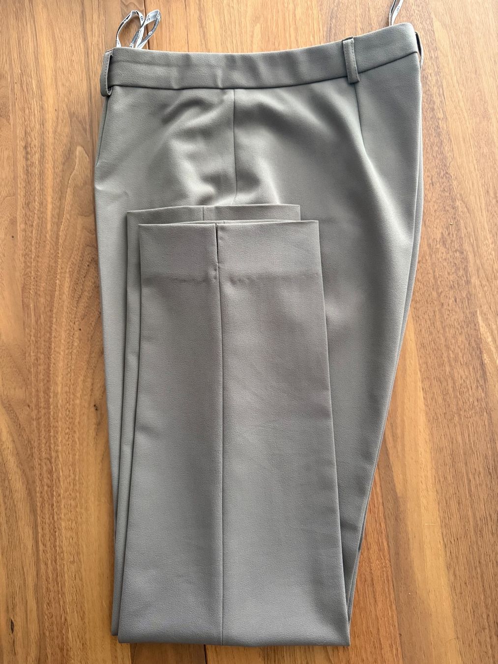 Hosen: TUZZI Stift Cigarette Hose schmal, Gr. 38 olive, zu Jacke – Gebraucht aus Engelburg von mamalanima