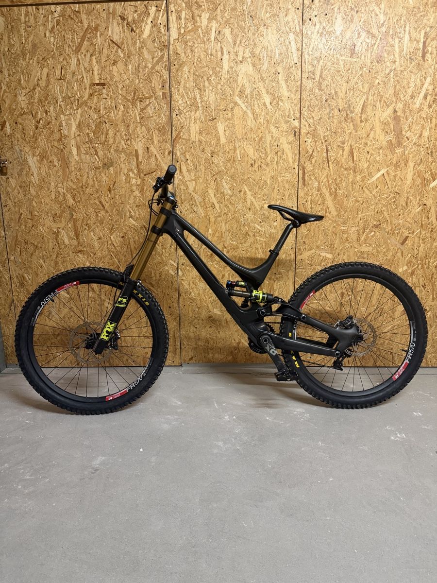 Specialized Biciclette: Specialized voll carbon downhill bike – Usato da Reinach AG venduto da Undercover162