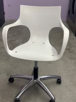 Weisser Bürostuhl / Drehstuhl mit Armlehnen