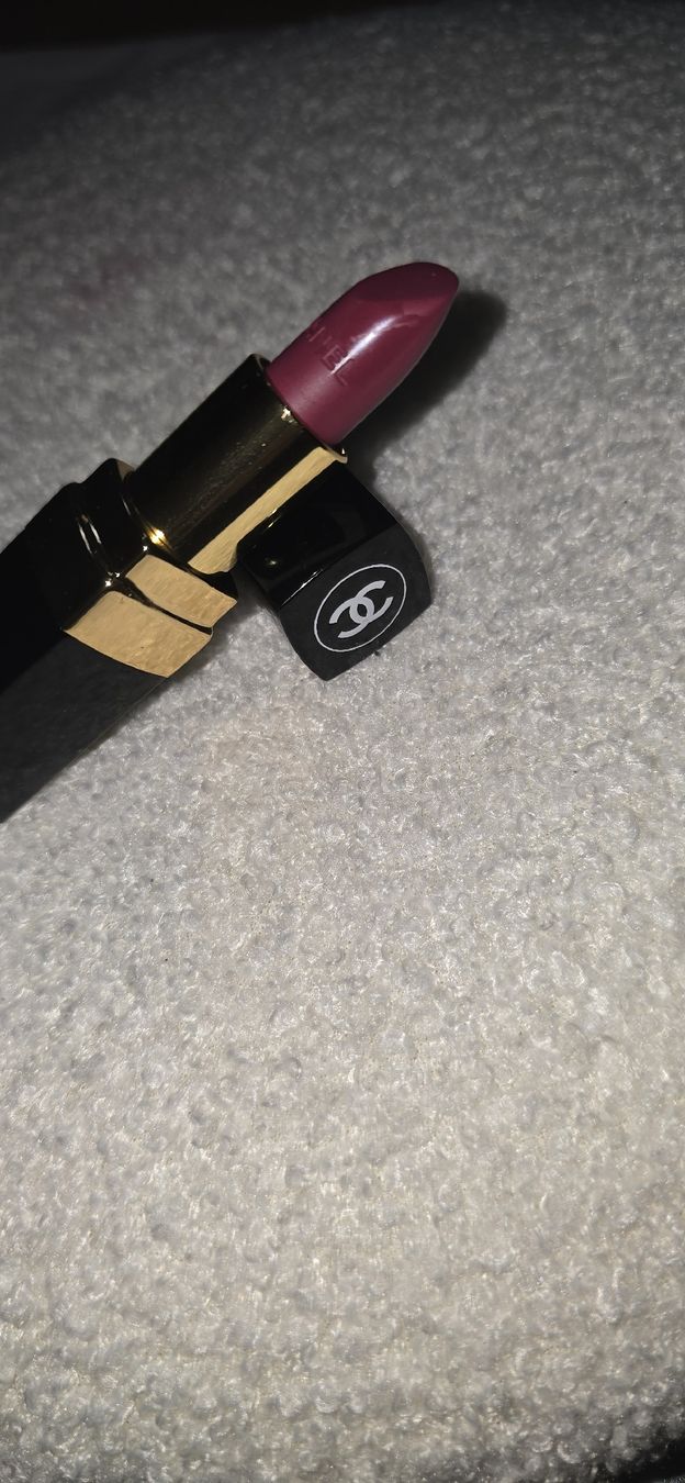 Chanel Make-up: Rouge à lèvres CHANEL - couleur prune neuf – Nuovo e nell'imballaggio originale da Martigny venduto da zin_y9tt 1