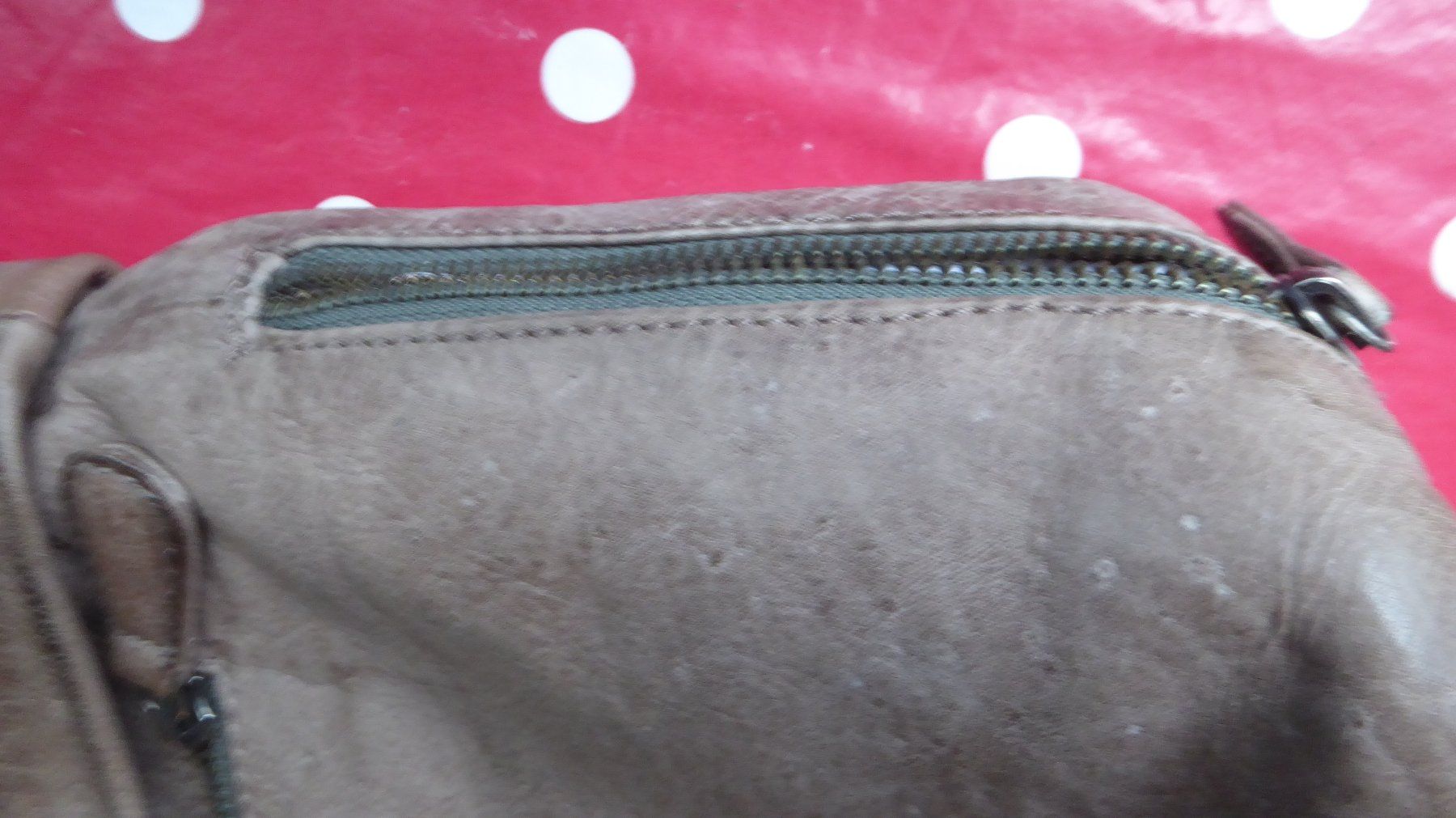 Taschen für Damen: Kleinere Leder Handtasche RADA NATURE – Gebraucht aus Sargans von Benziner 6