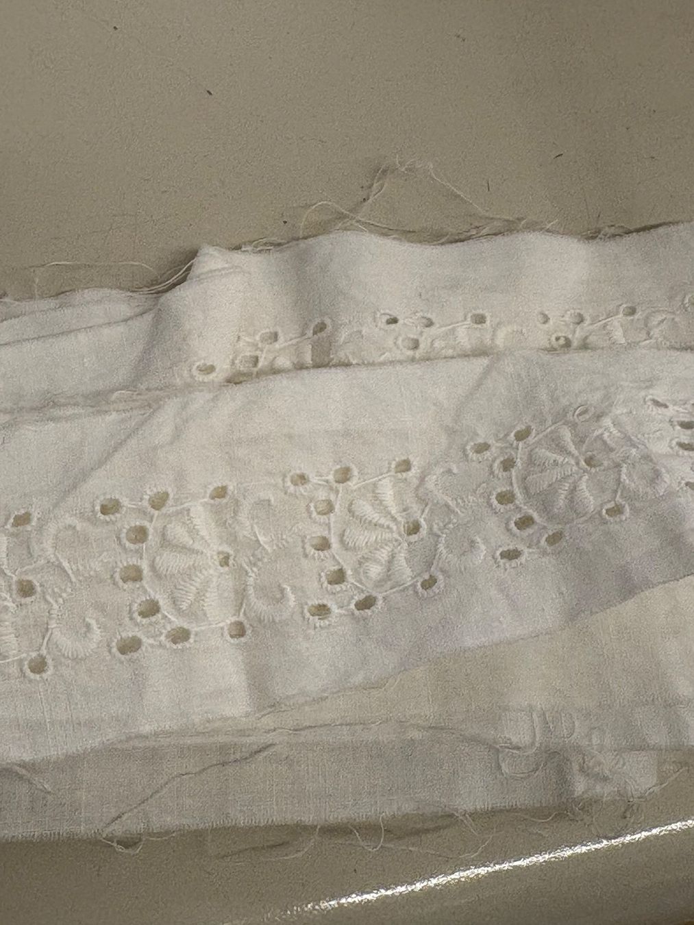 Tessuti: Spitze , weiss, 400 cm lang, 4 cm breit – Usato da Pratteln venduto da sLaedeliBB