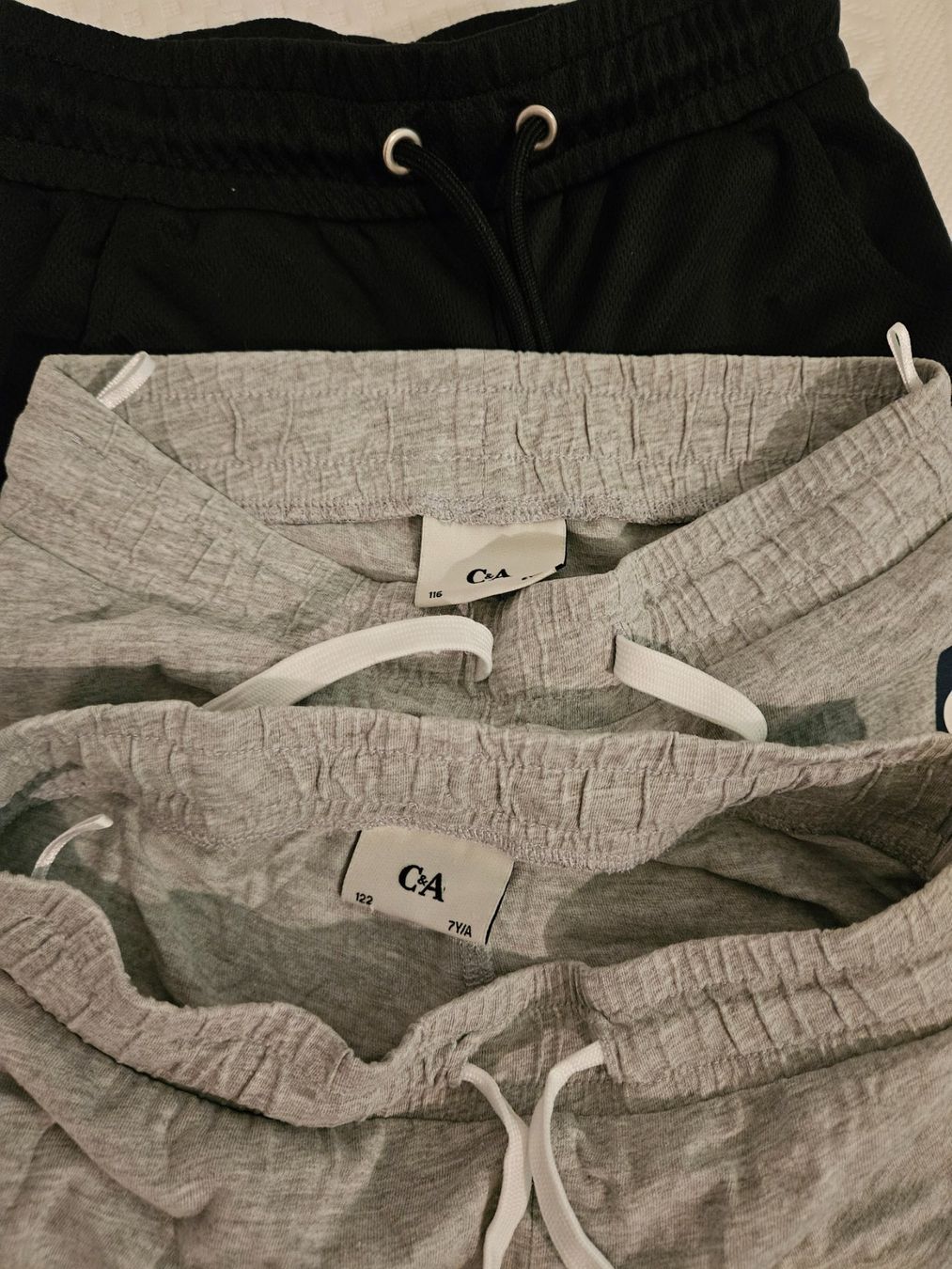 C&A Pantaloni: 3 Kindershorts, Grösse 116 und 122 – Usato da Sennhof (Winterthur) venduto da HG2019 1