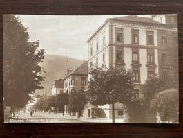 FLEURIER (VAL-DE-TRAVERS) Avenue de la gare, animée, 1919
