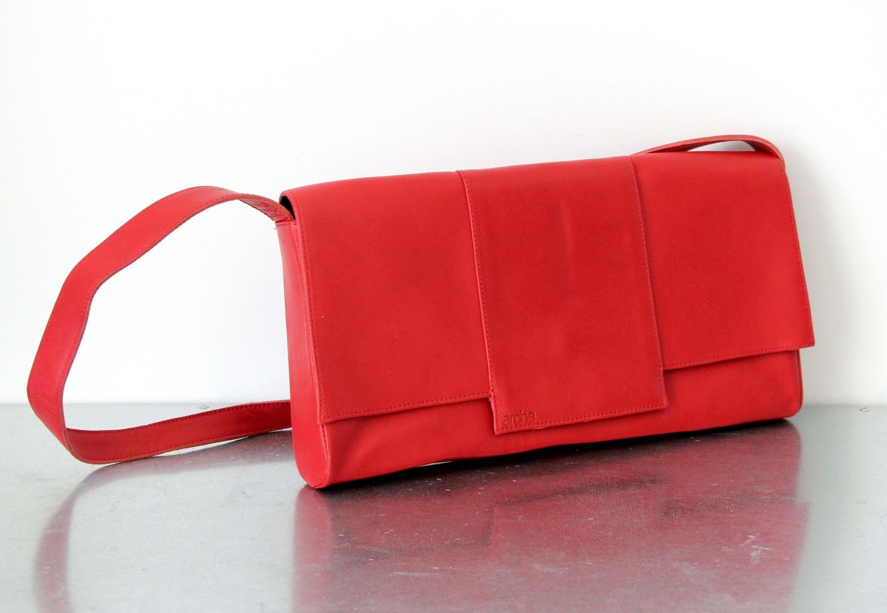 Borse da donna: Arche Ledertasche - rote Handtasche - Shoulder Bag - Clutch – Usato da Merlischachen venduto da sammlerstueck