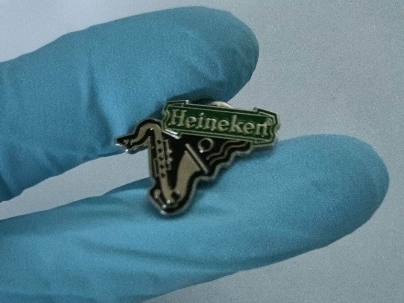 Plaketten & Abzeichen: Pin Heineken mit Saxophon - Box 14 – Gebraucht aus Köniz von Pinscollect