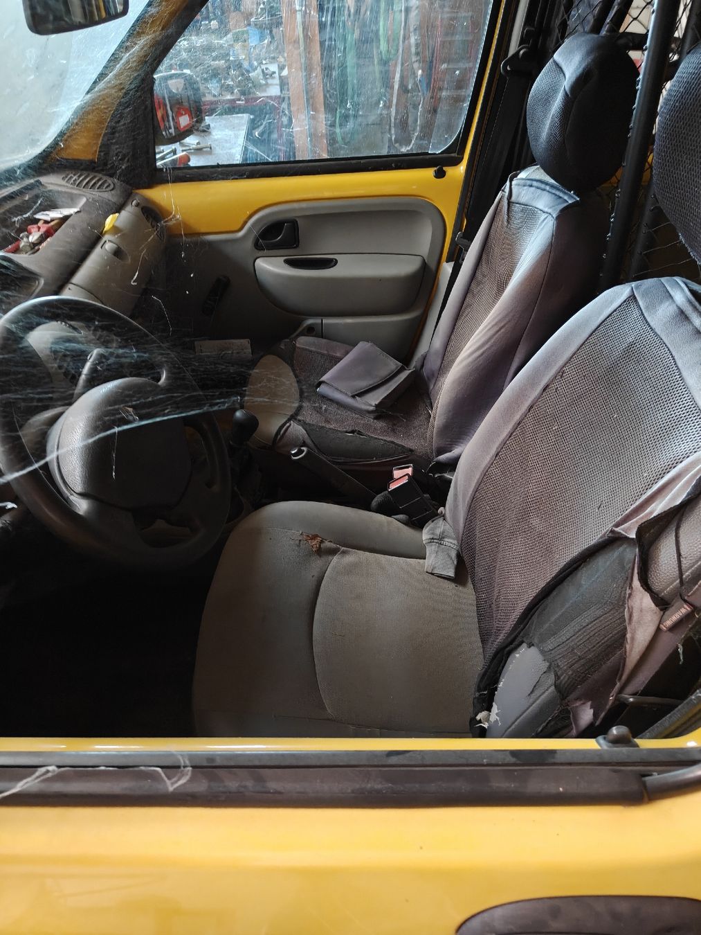 Renault Tutti pezzi di ricambio auto: Pièces de Renault Kangoo 4x4 – Usato da Montricher venduto da Timoad 3