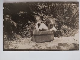 Alte Vintage AK Zwei Jungen in Wanne, Gartenidylle! Schweiz?