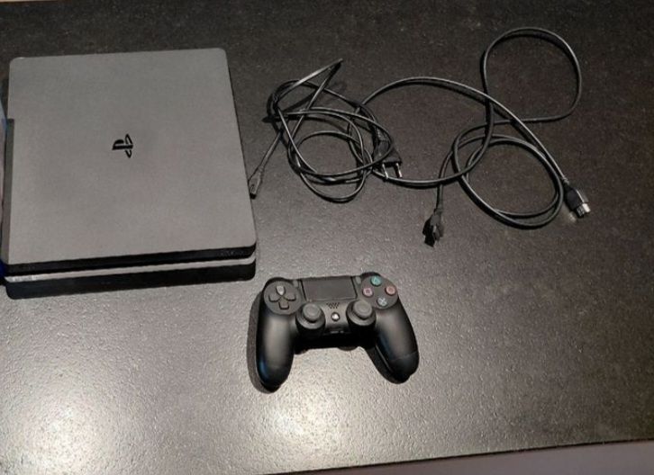 Sony Console: Sony PlayStation 4 Konsole mit Controller und Kabeln – Usato da Heimberg venduto da 19BERN31