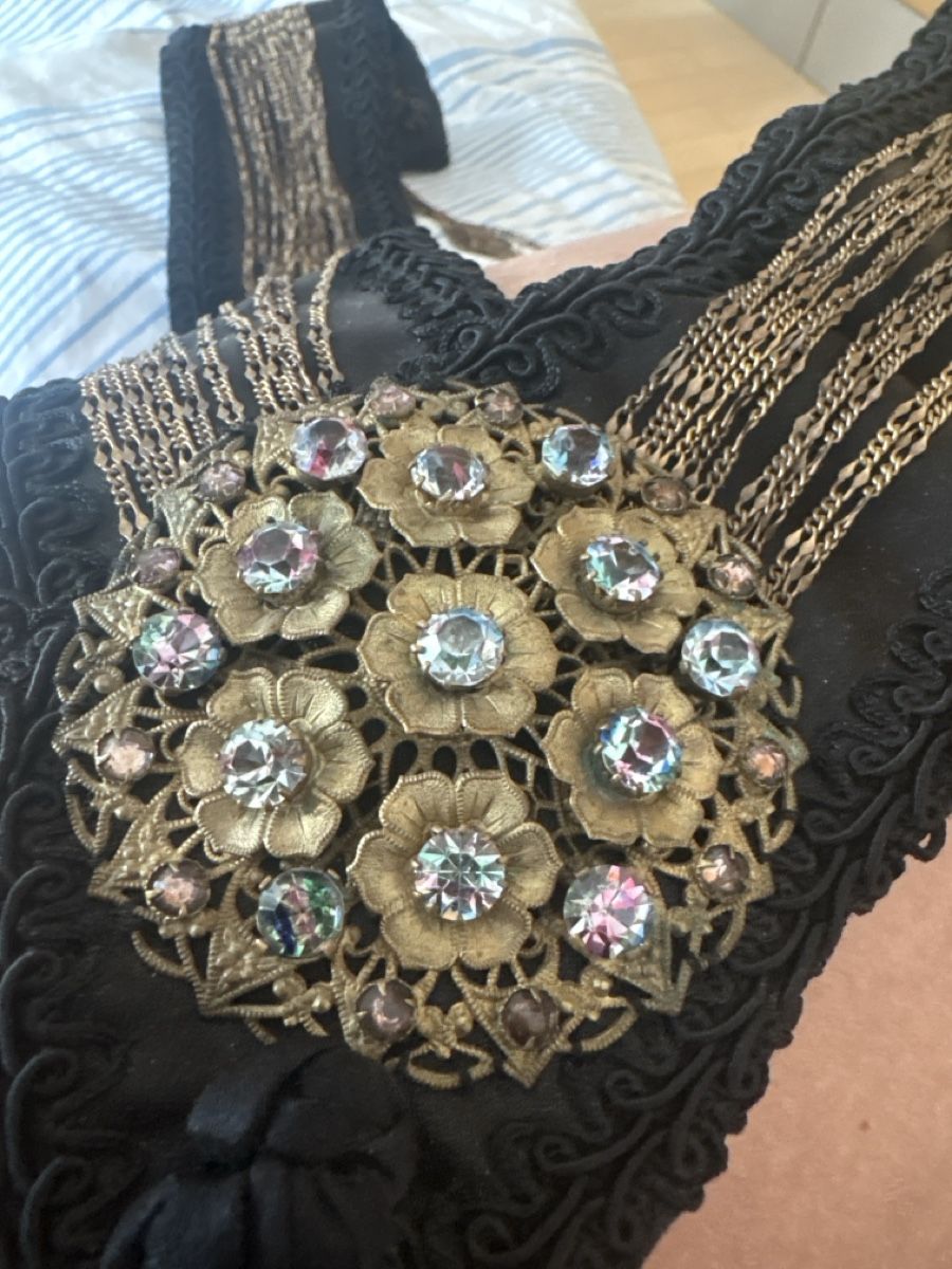 Colliers: Collier plastron noir orné de perles dorées – D'occasion à Puidoux par ray_2b5z
