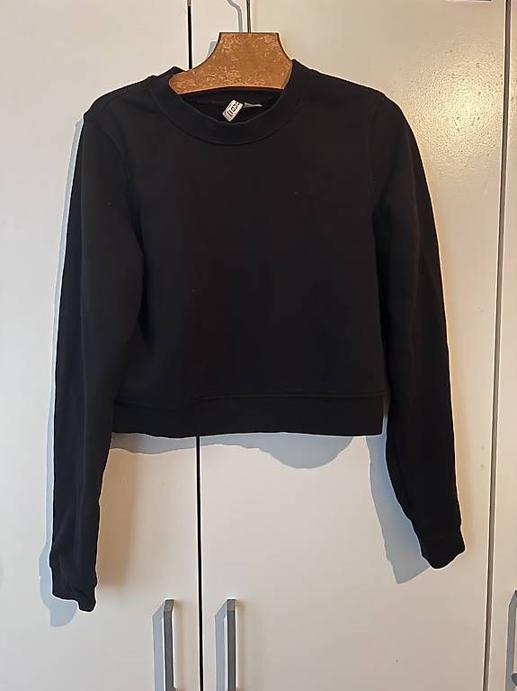 Pullover & Sweatshirts: Pull court noir, taille S – Gebraucht aus Lausanne von sugarplumfairy