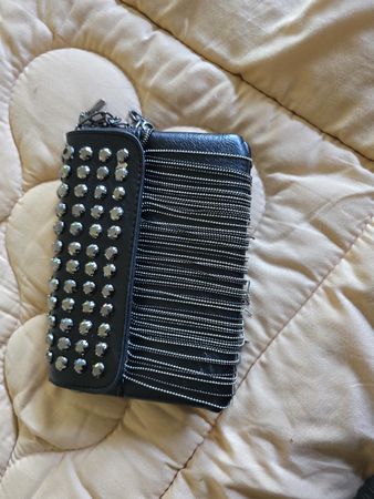 Schwarze Kupplung mit Studded - Jetzt Edge zu deinem Outfit