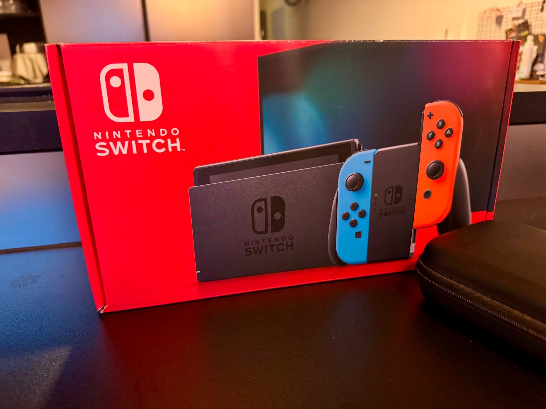 Nintendo Konsolen: Nintendo Switch, avec une manette, support, câble et housse – Gebraucht aus Chavornay von Dwarfpurple 2