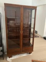 Vetrina in legno con mensole, stile classico