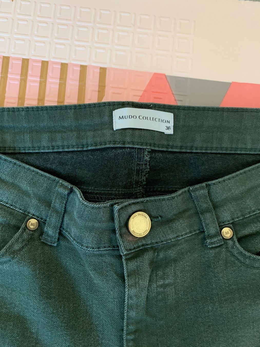 Jeans: Dunkelgrün Damen Jeans – Usato da Schlieren venduto da tug_568r 1