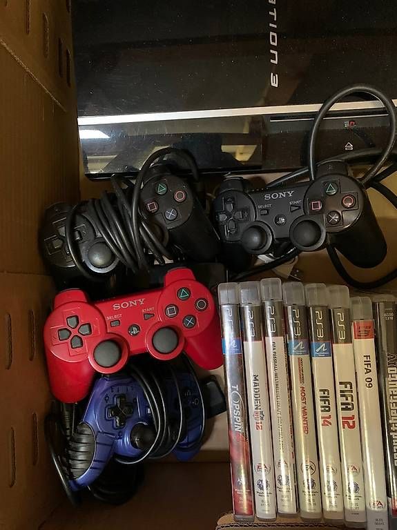 Konsolen: PlayStation 3 mit diversen Games & Controller – Gebraucht aus Wädenswil von Volvic13 1