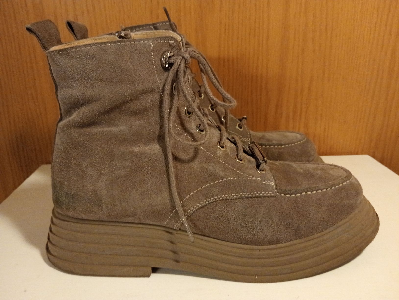 Scarpe da donna: Damen Stiefeletten Grau, Echtleder Wildleder, Gr. 40 – Usato da Allschwil venduto da Evgeniia78 1