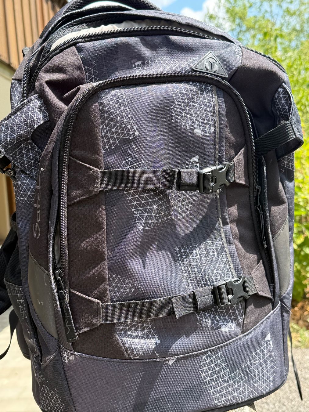 Satch Zaini: Rucksack Satch grau/schwarz Muster guter Zustand – Usato da Saanen venduto da aom01