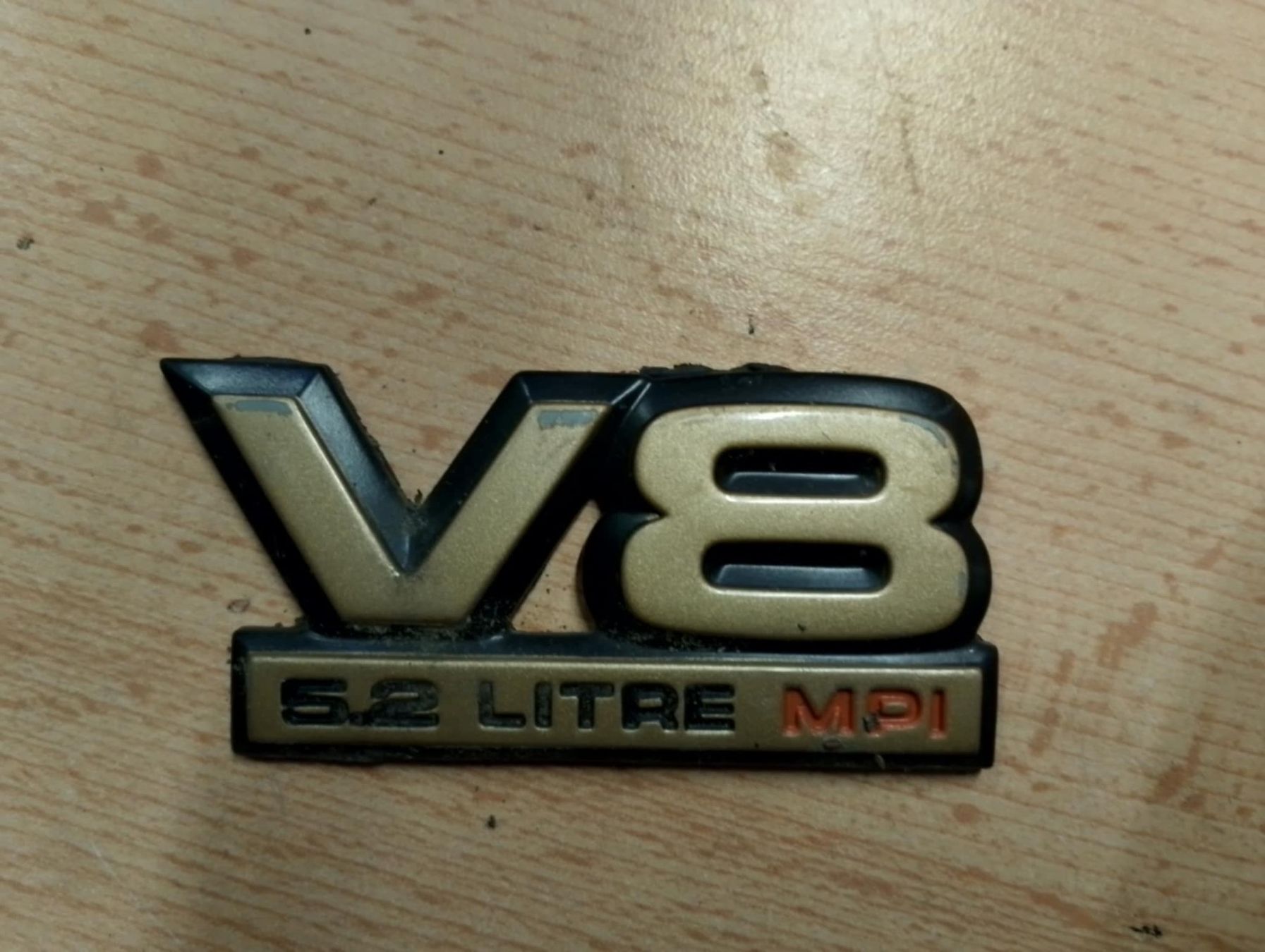 Tutti pezzi di ricambio auto: Emblem, V8 5.2 Litre MPI – Usato da Niedergösgen venduto da usc_l8gm