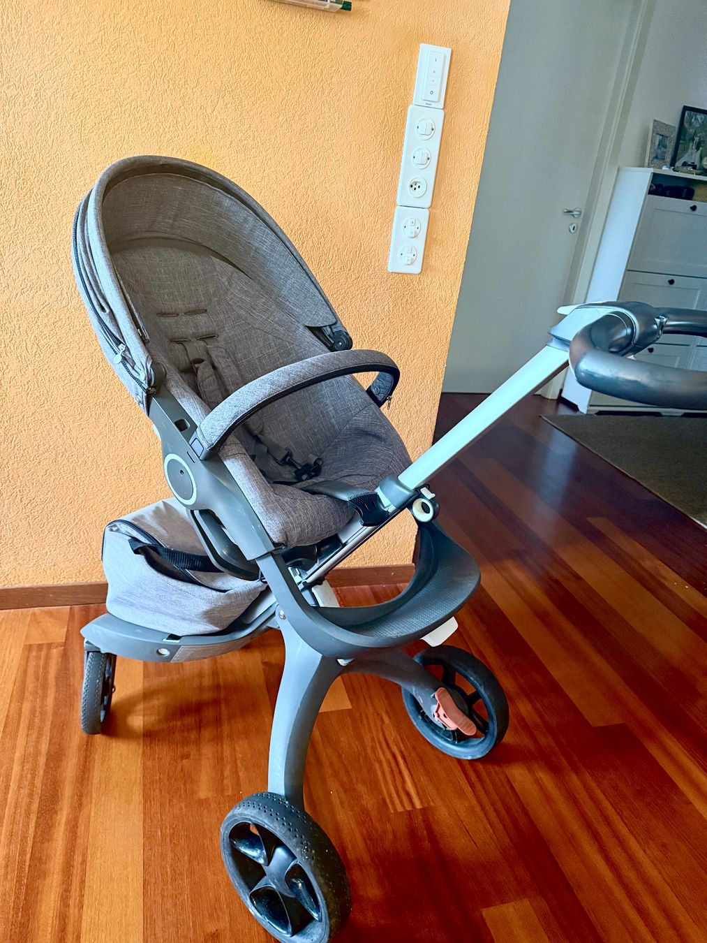 Stokke Carrozzine: Poussette Stokke Xplory Gris, Kit Complet – Usato da Mont-sur-Lausanne venduto da cit_8xct 1