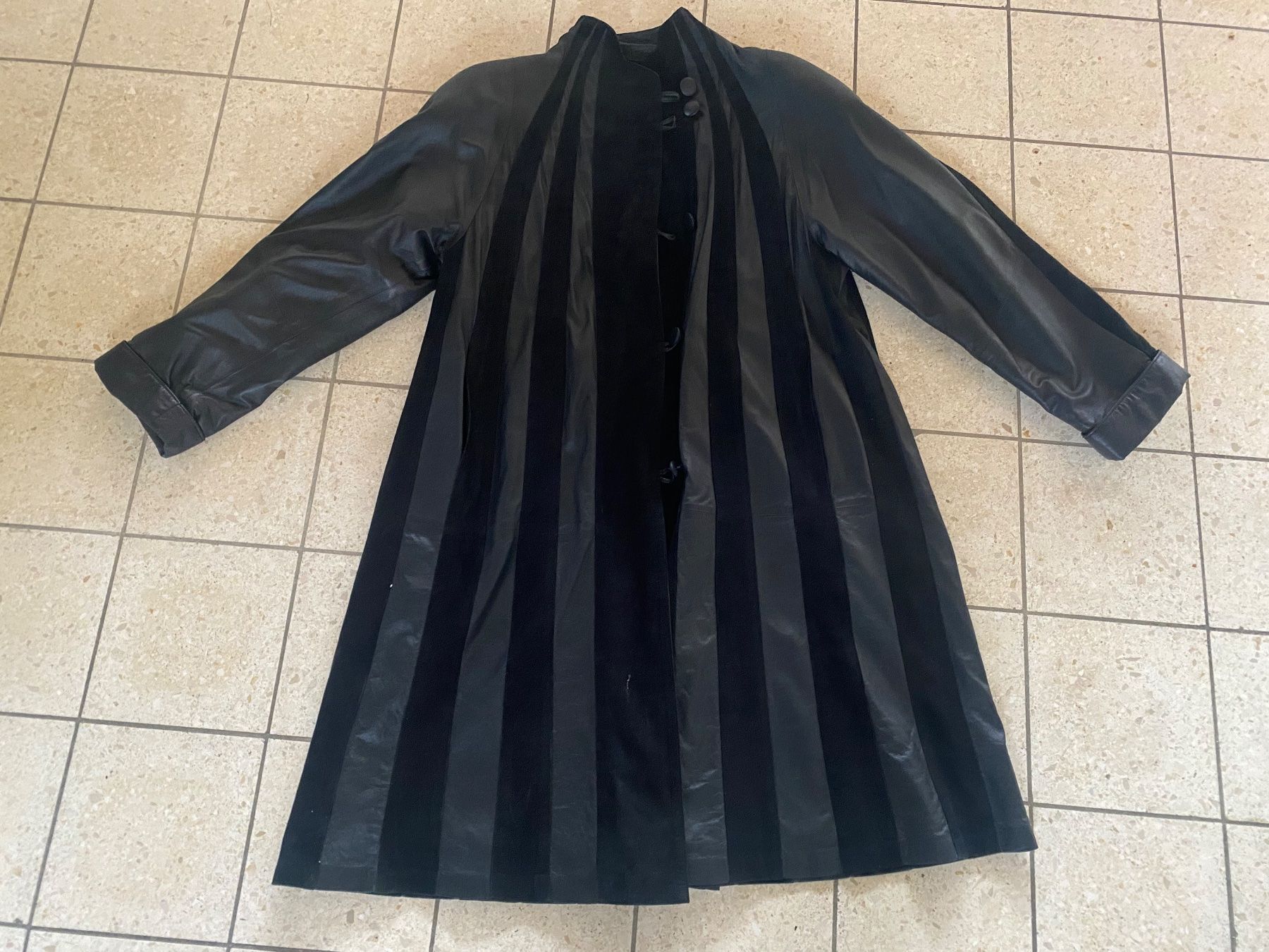 Cappotti: Hochwertige Damen Lederjacke schwarz – Usato da Duggingen venduto da Kisha010