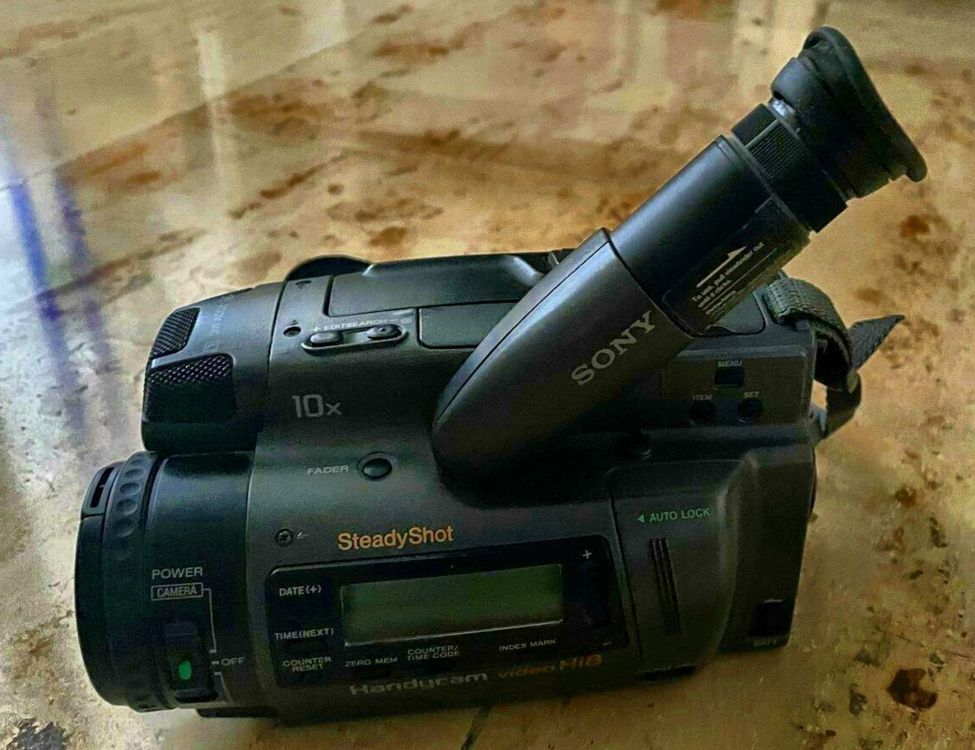 Sony Hi8 Camcorder mit viel Zubehör … Kaufen auf Ricardo