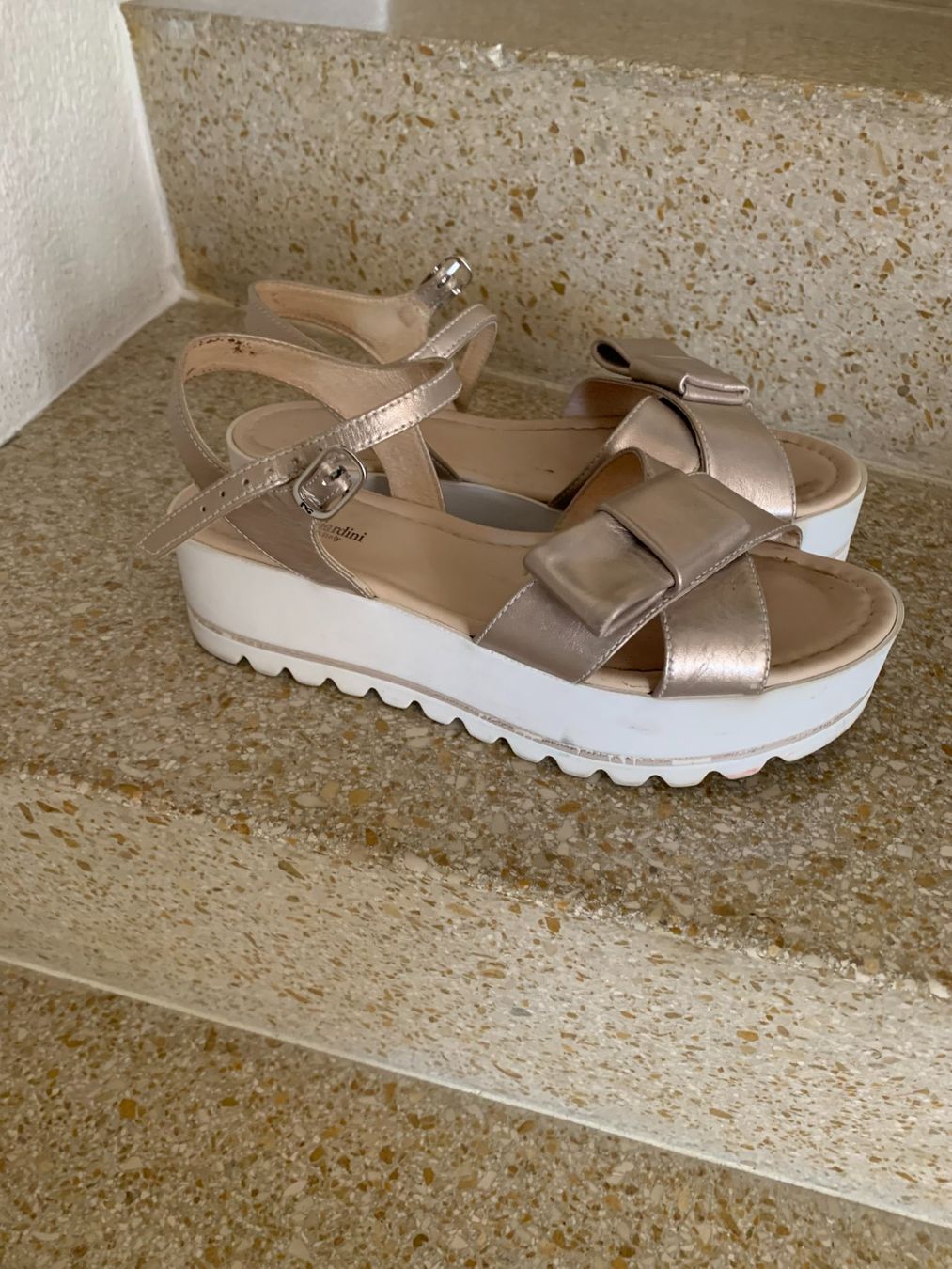 Scarpe da donna: Sandales NeroGiardini plateforme dorées état correct – Usato da Glion venduto da egi_wqj7 1