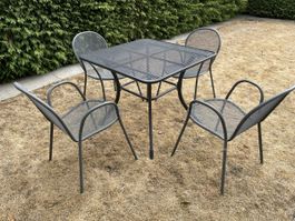 Garten, Balkontisch vier Stühle, Kissen, alles Streckmetall