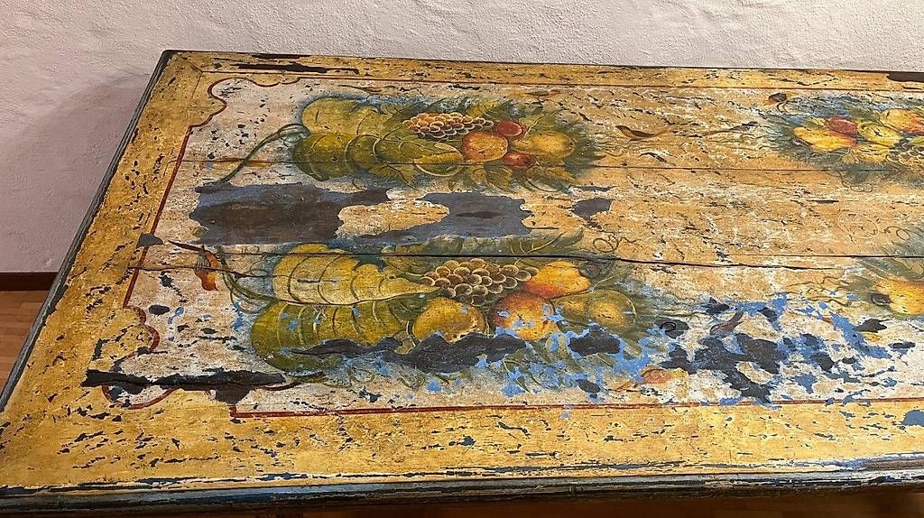 Tische: Esstisch aus Holz, bemalt – Gebraucht aus Bern von daskannweg 2