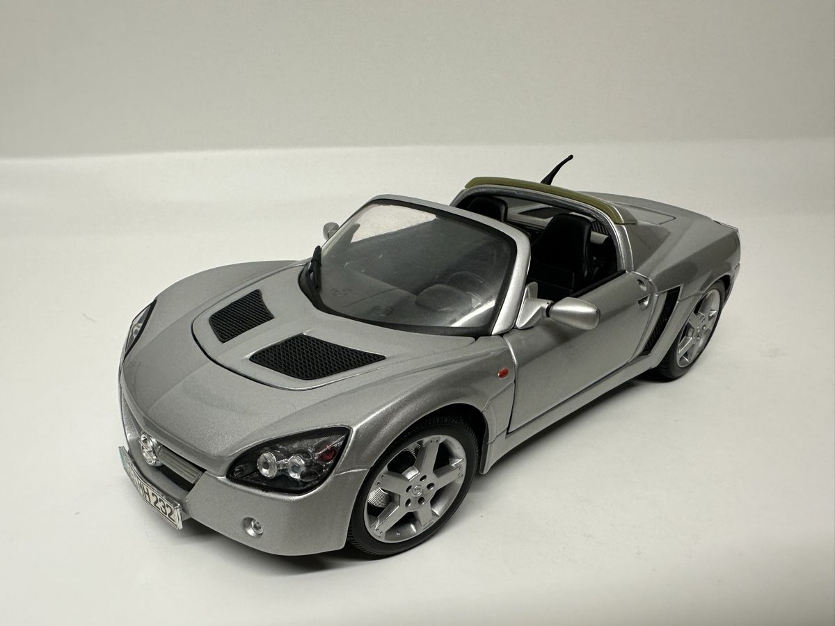 Maisto Modellautos: Opel Speedster 1:18, silber, Maisto – Gebraucht aus Zofingen von  1