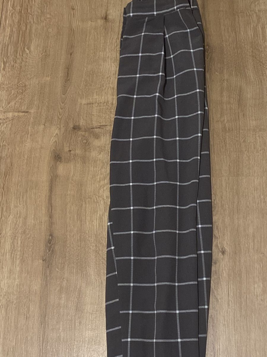 H&M Hosen: H&M Stoffhose grau kariert Grösse 34 – Gebraucht aus Wigoltingen von luu23