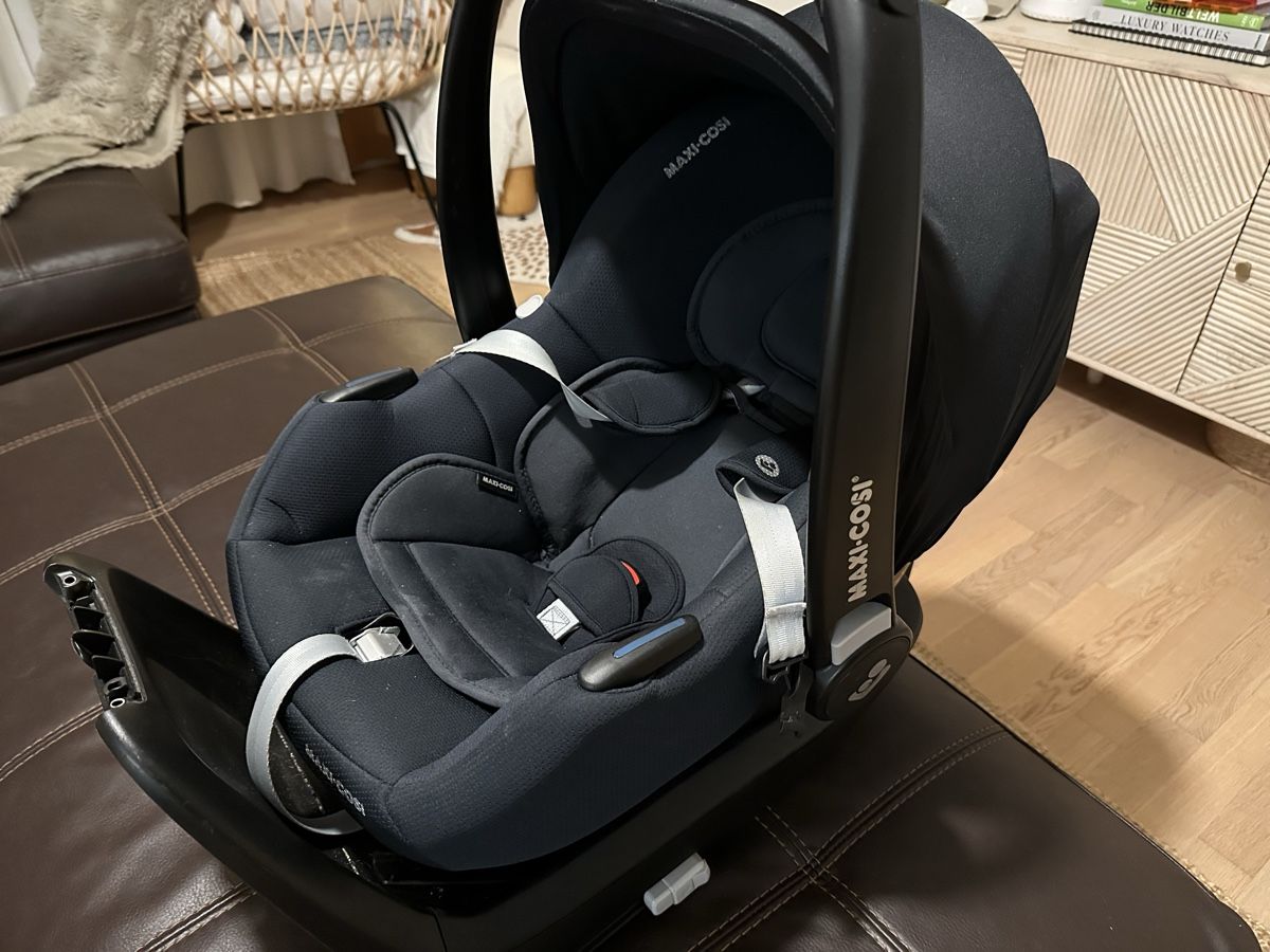 Maxi-Cosi Auto-Kindersitze: Maxi-Cosi Babyschale mit ISOFIX-Basisstation – Gebraucht aus Bülach von SwissFloridian