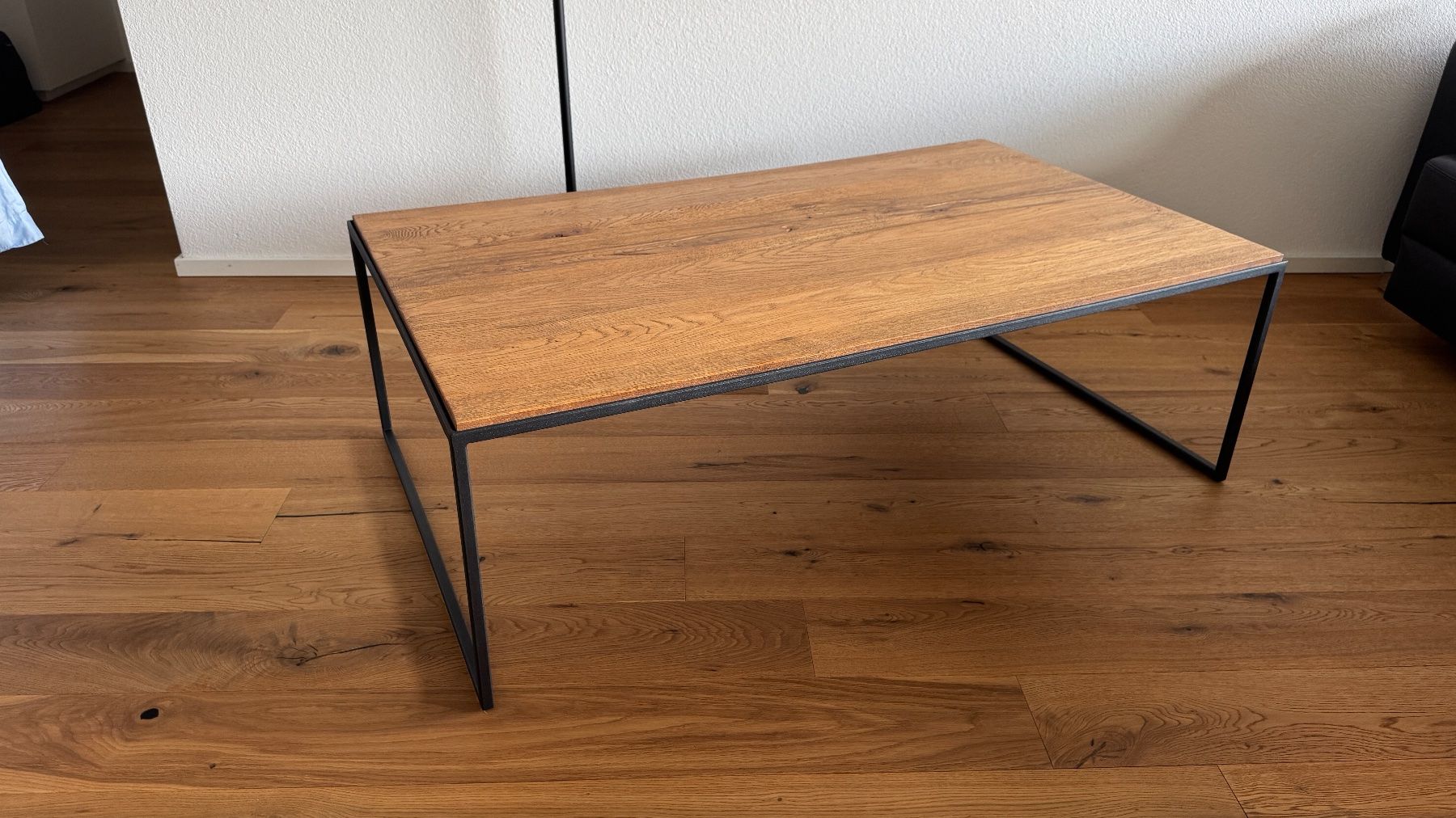 Tische: Massiver Wildeiche  Salontisch mit Metallgestel – Gebraucht aus St. Erhard von secc 4